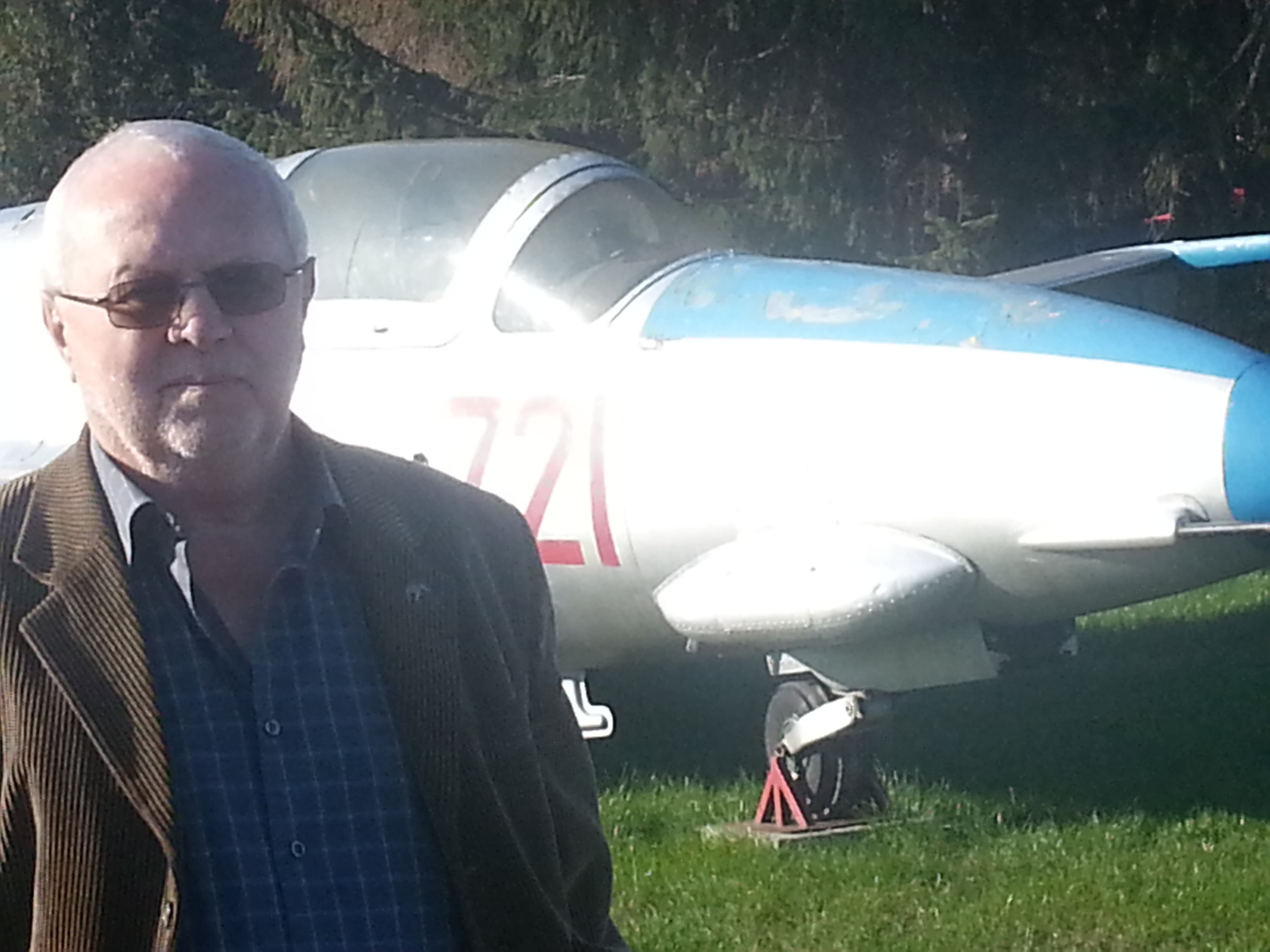 Zbigniew Kowalski after 45 years back at the Higher Officer Aviation School in Dęblin. In the background, a PZL TS-11 "Iskra" training plane.