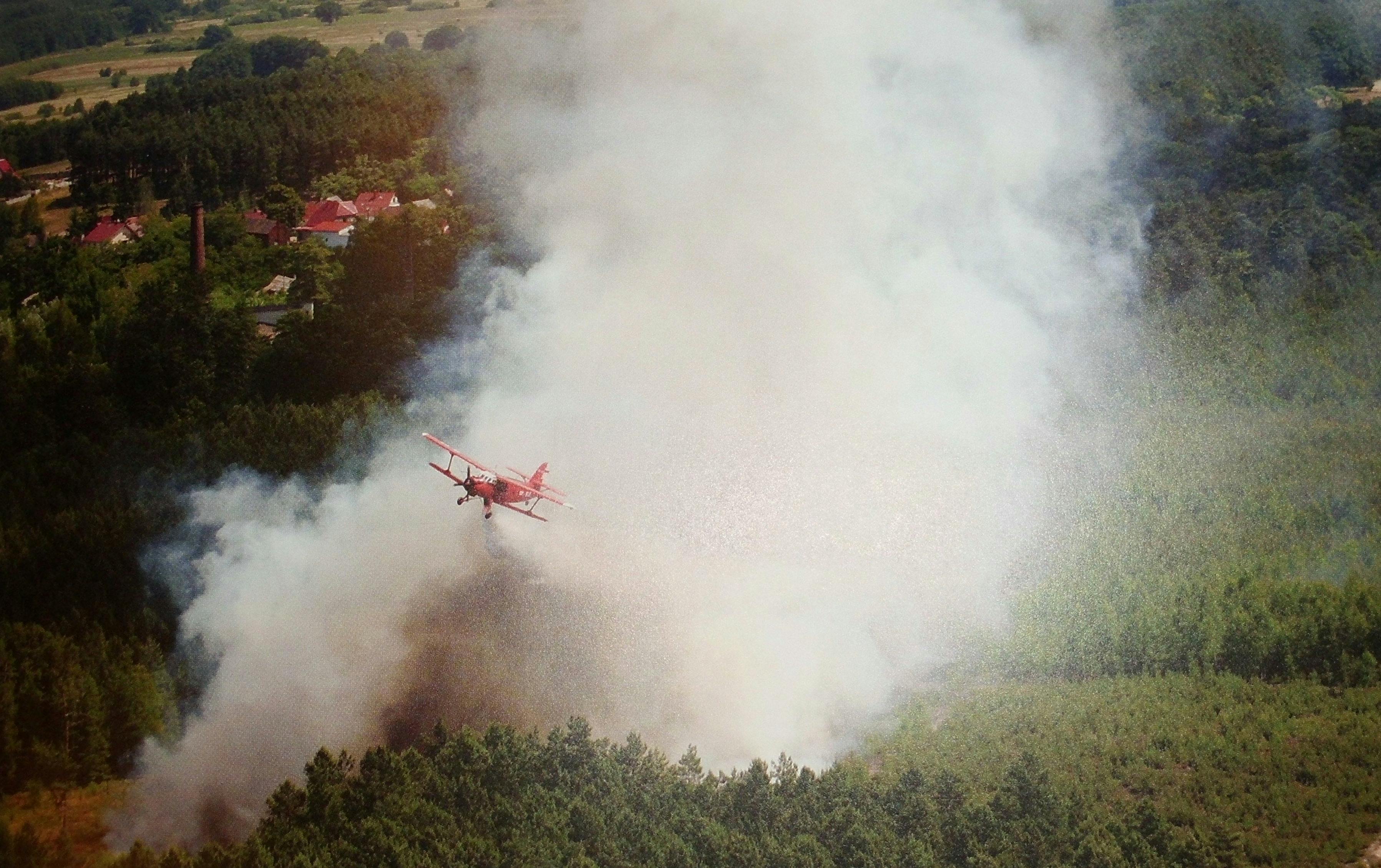 Woj. śląskie, lata 80-te XX wieku. Samolot AN-2 „Antek” gasi pożar lasu.