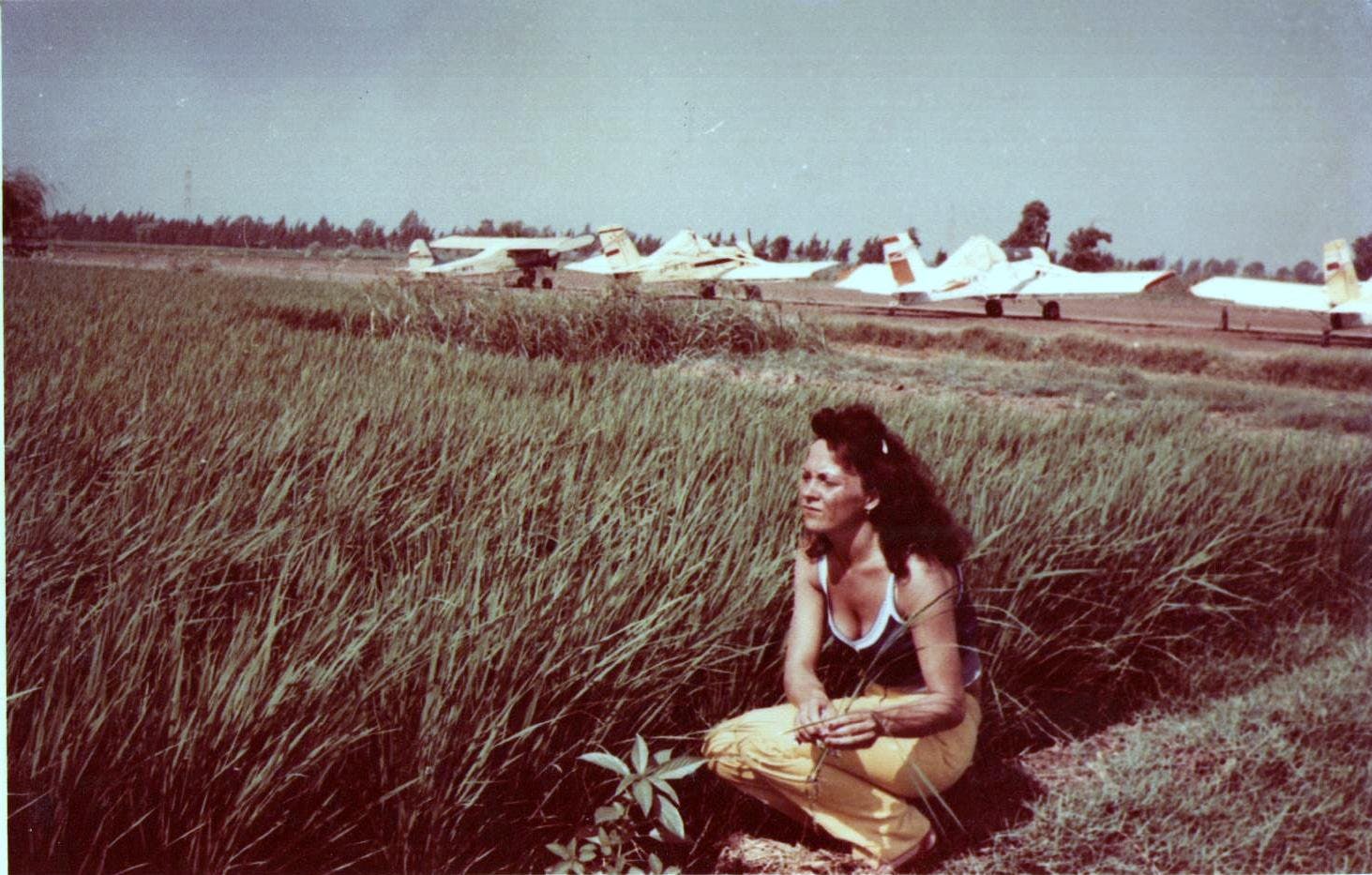 Helena Kowalska w odwiedzinach u męża. W tle polskie samoloty stacjonujące na polowym lotnisku.