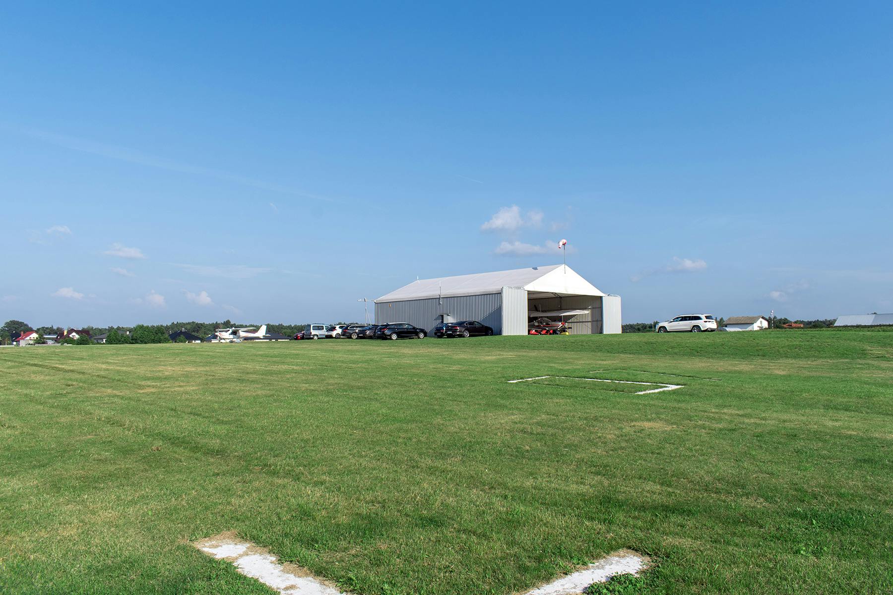 Chojne, 2022 rok. Nowy hangar na samoloty i motolotnie w sąsiedztwie pasa startowego.